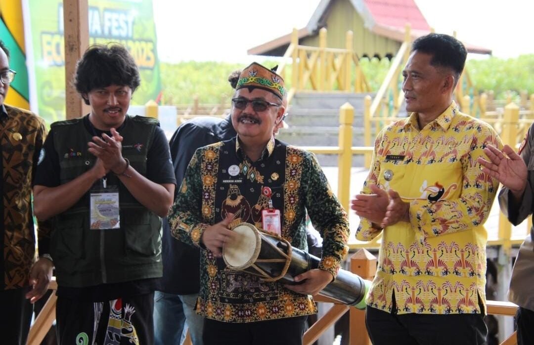 Asisten Perekonomian dan Pembangunan Setda Kalteng, Herson B. Aden, memukul katambung tanda dibukanya ajang Rawa Fest Ecotourism (Festival Ekowisata Rawa). (Rkh/Foto: Rid).