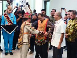 Menkop Ferry Joko Juliantono dan JAM Intelijen Reda Manthovani Terima Gelar Adat Dayak Saat Kunjungan Kerja di Kalteng