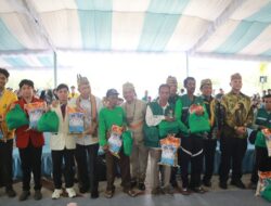 Gubernur Kalteng Agustiar Sabran Bagikan 1.000 Paket Sembako Gratis di Pasar Murah