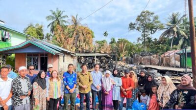 Tunjukkan Kepedulian, Pj Bupati Barito Utara Muhlis Serahkan Bantuan Langsung untuk Korban Kebakaran di Desa Lemo II
