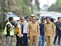 Respons Cepat Aduan Warga, Pj Bupati Barito Utara Indra Gunawan Tinjau Langsung Jalan Rusak di Sejumlah Titik