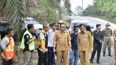 Respons Cepat Aduan Warga, Pj Bupati Barito Utara Indra Gunawan Tinjau Langsung Jalan Rusak di Sejumlah Titik