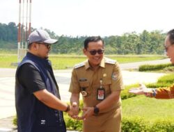 Ketua KPU RI Tiba di Barito Utara, Disambut Langsung Pj Bupati Indra Gunawan di Bandara Haji Muhammad Sidik