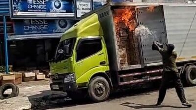 Truk Pengangkut Barang Terbakar di Pasar Besar, Warga Palangka Raya Bertindak Cepat Selamatkan Situasi