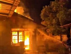 Aksi Cepat Petugas dan Warga Selamatkan Lansia dari Kebakaran Rumah di Palangka Raya
