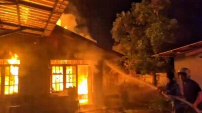 Aksi Cepat Petugas dan Warga Selamatkan Lansia dari Kebakaran Rumah di Palangka Raya