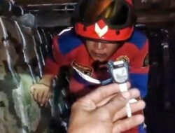 Tak Hanya Padamkan Api, Rescue Damkar Palangka Raya Bantu Warga Temukan Kunci Motor Hilang di Kolong Jembatan