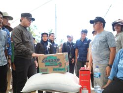 Kunjungi Lokasi Bencana di Padang Pariaman, Wamendagri Bima Arya Bawa Bantuan Logistik dan Kerahkan Dukcapil