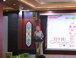 Ketua TP-PKK Kalteng Dorong Penguatan Jati Diri Mahasiswa dalam Seminar Temu Alumni FH UPR