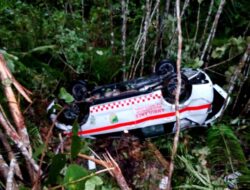 Dramatis! Ambulans Rujukan Ibu Hamil Terperosok ke Jurang di Murung Raya