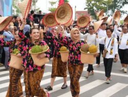 Barito Utara Tampil Total, Ribuan Warga Padati Karnaval Budaya FBIM 2026