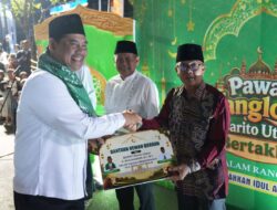 Bupati Shalahuddin Lepas Pawai Tanglong dan Serahkan Bantuan Sapi Kurban di Muara Teweh